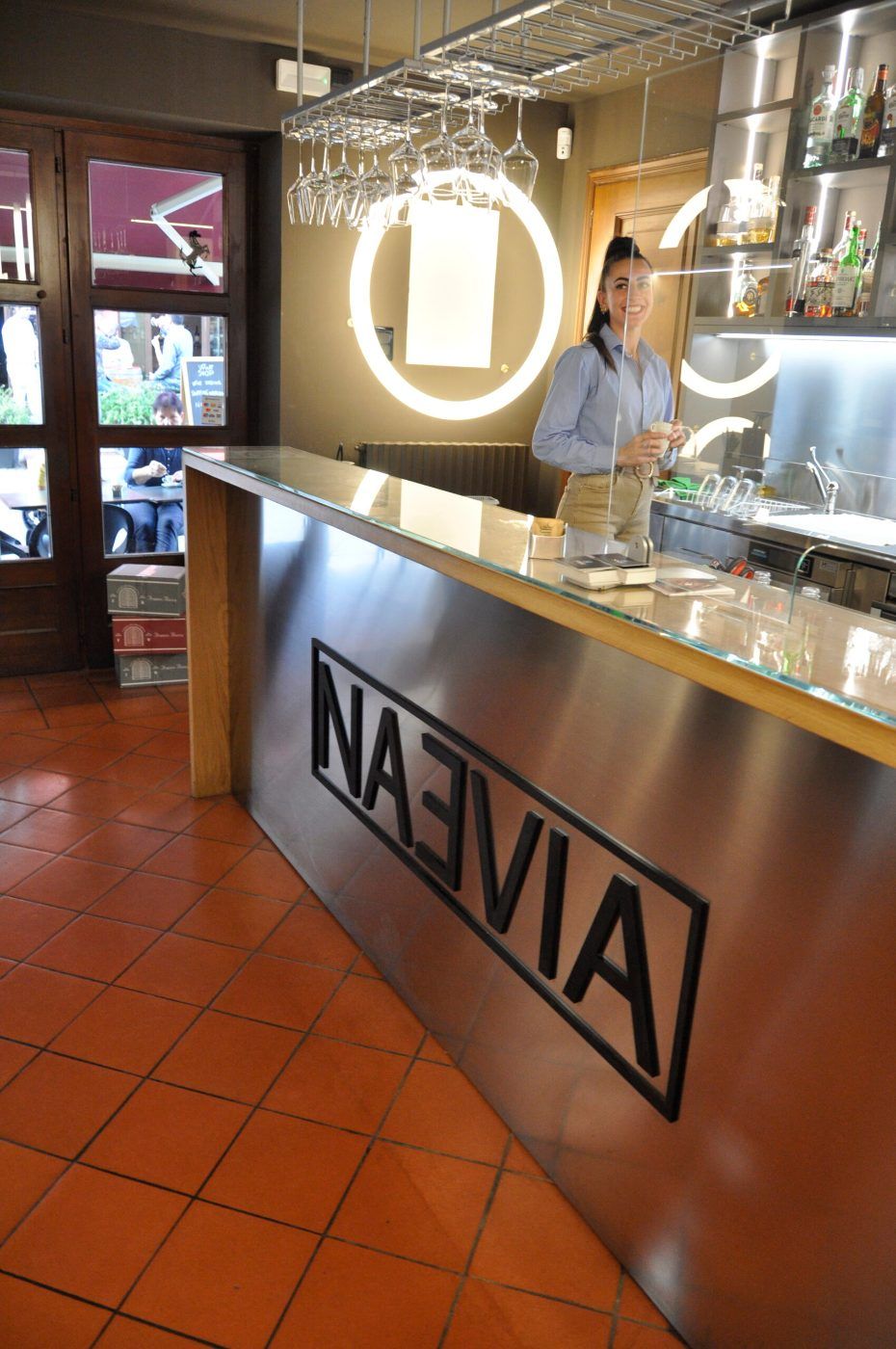 Il bancone del bar di Naevia con il logo