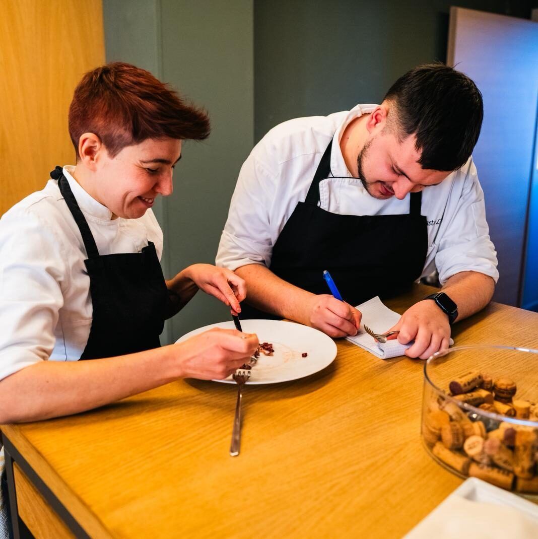 Lo chef impiatta una tartare nella cucina di Naevia