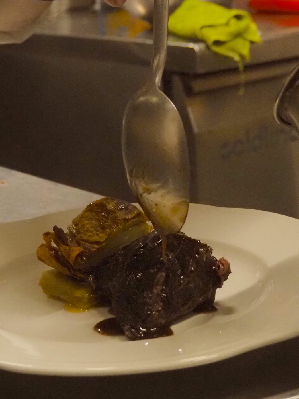 Guancia brasata servita con il suo fondo