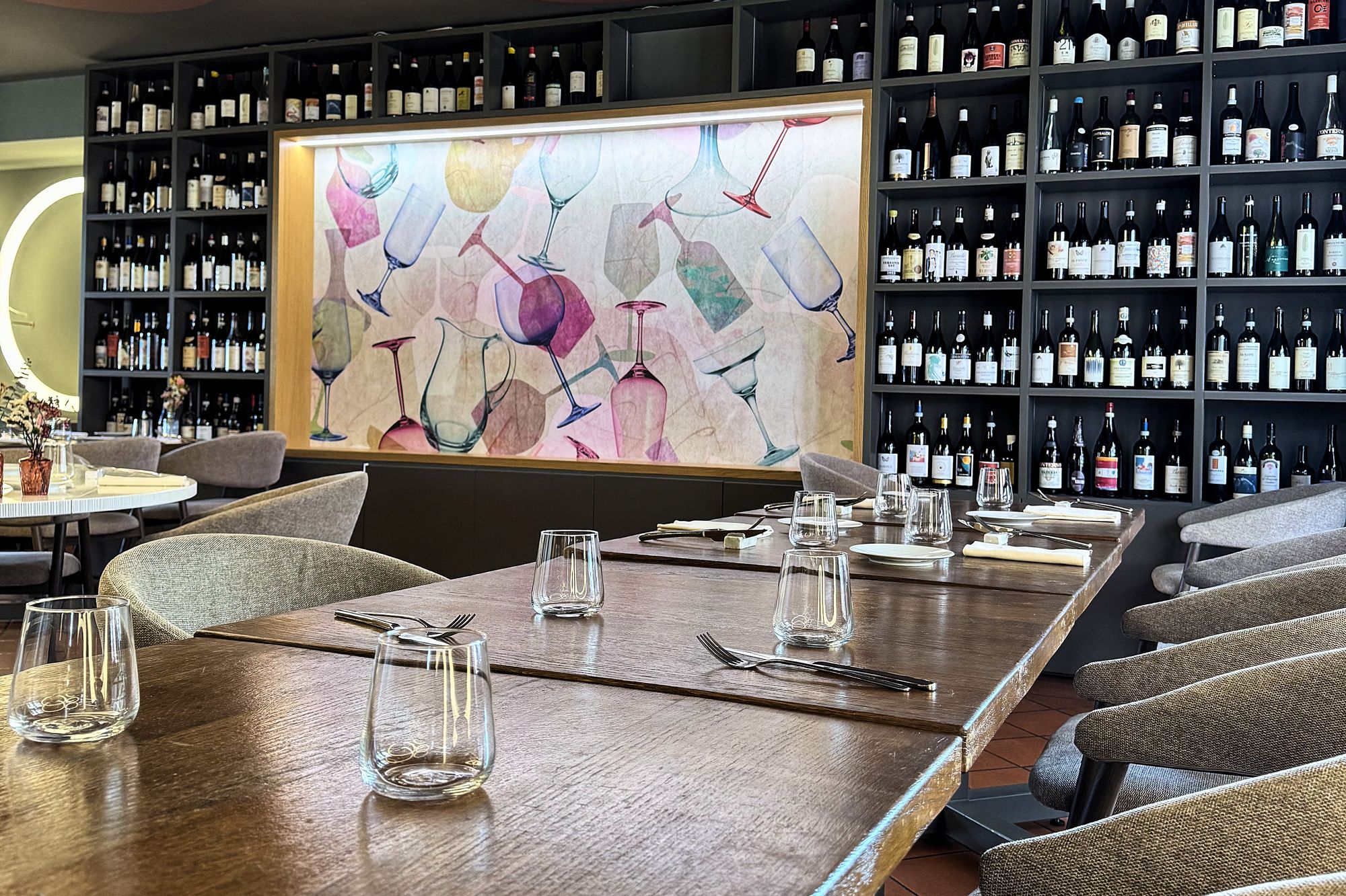 La sala del ristorante Naevia a Neive con la parete dei vini