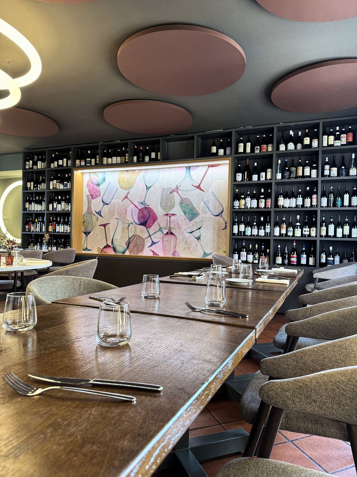 La sala di Naevia apparecchiata, con la parete dei vini
