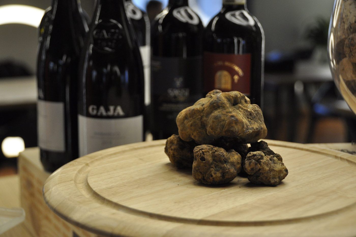 Tartufi bianchi e bottiglie di Barbaresco