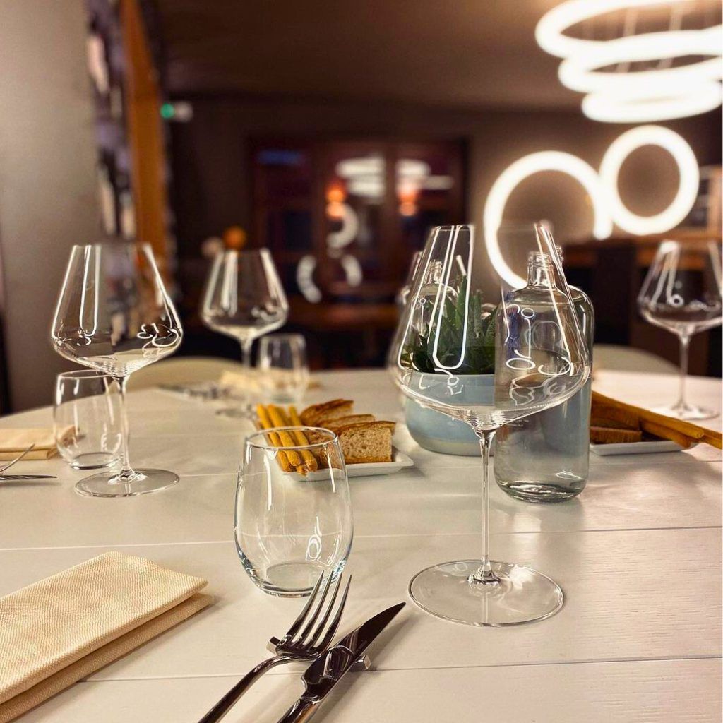 Tavola apparecchiata con calici per un evento
